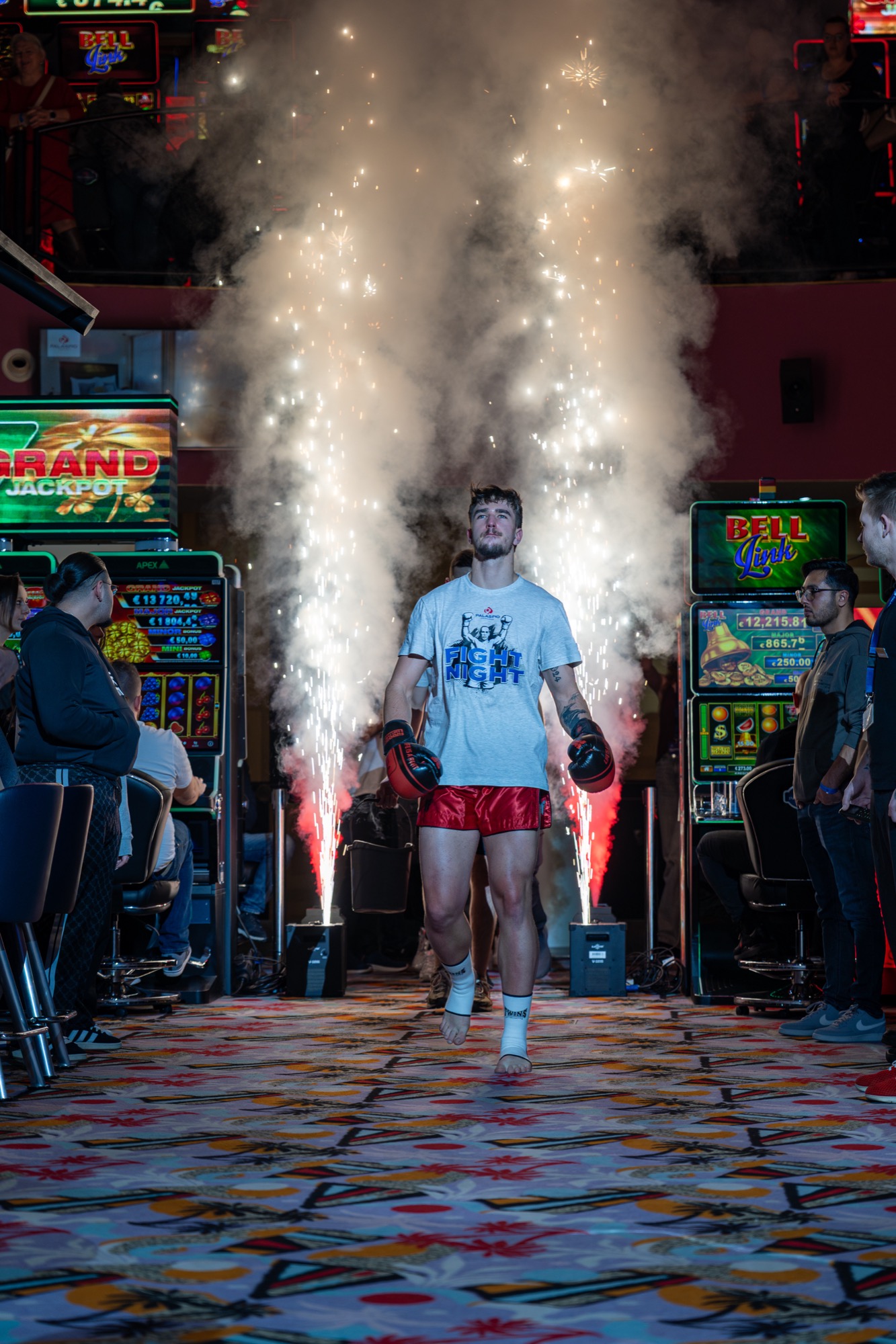 Fight Night Kasino — bojovník vstupuje do arény s pyrotechnikou